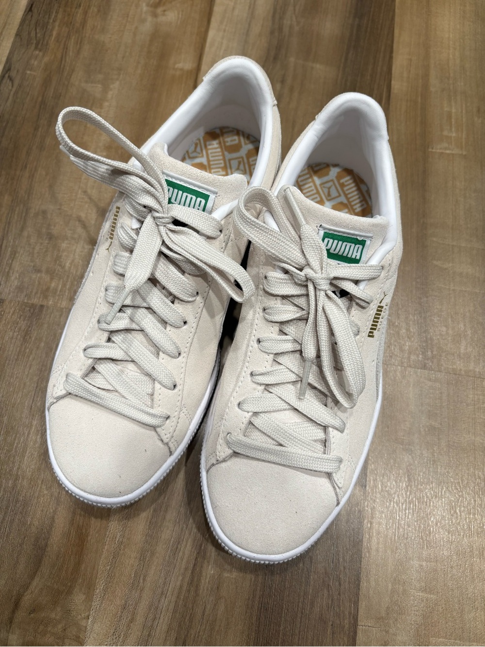 Puma Suede Classic - Off-White Low-Top Sneakers with Green Tongue Badge